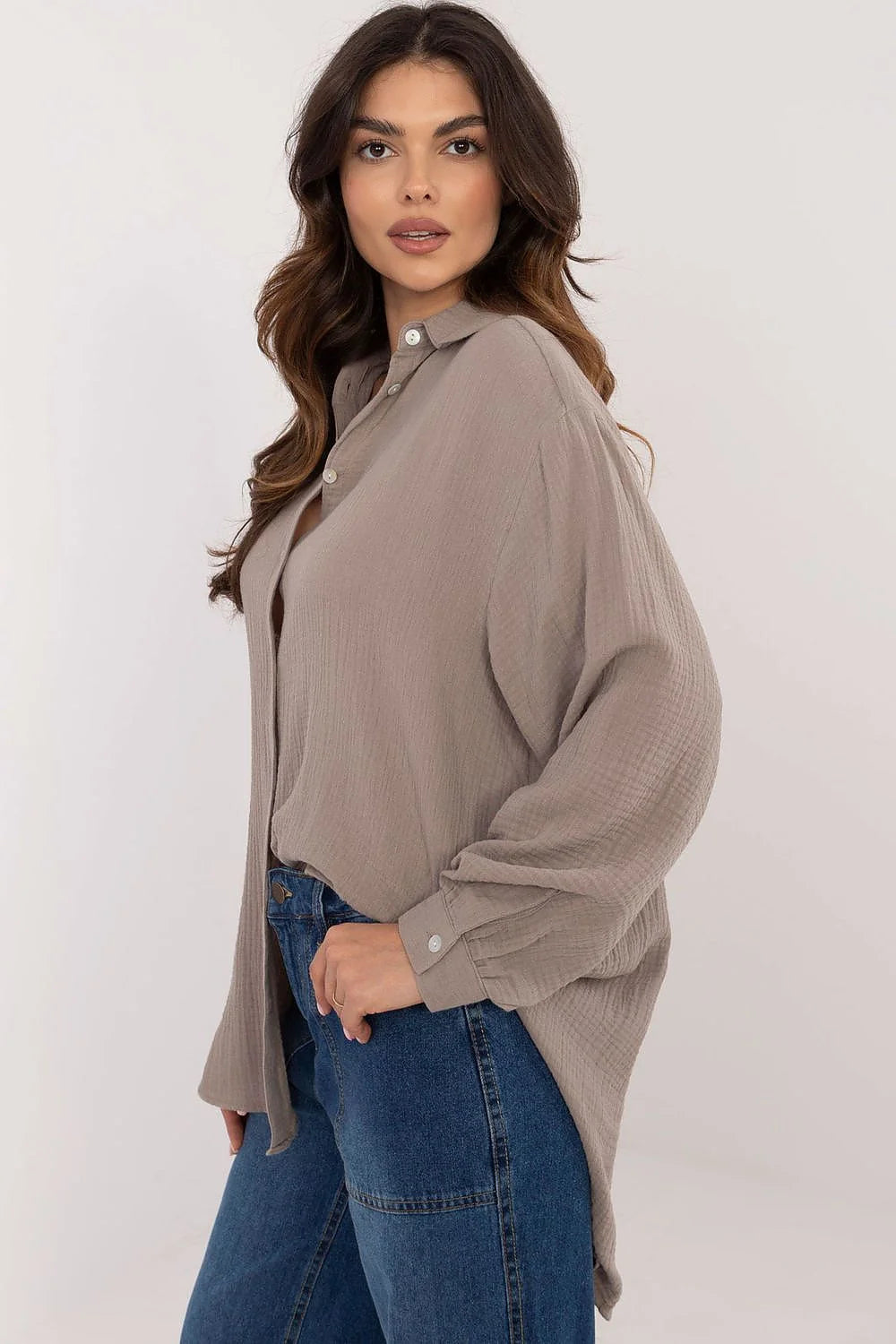 Chemise élégante pour femme manches longues coupe ample tissu gaufré couleur taupe coton écologique style classique modernisé port décontracté chic