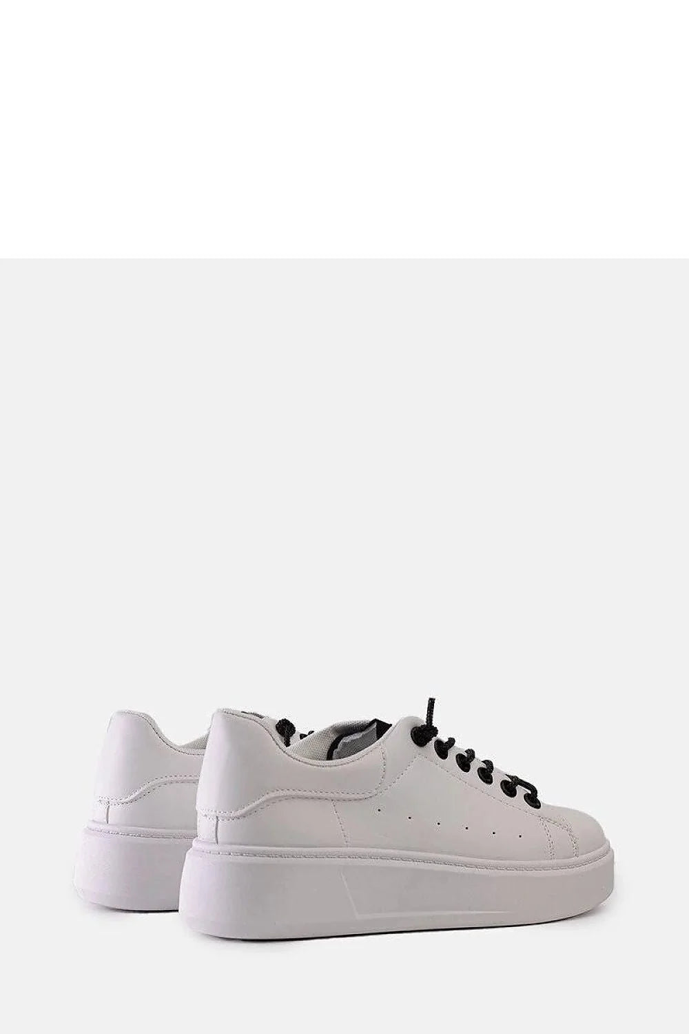 Baskets modernes pour femmes style minimaliste couleur blanche perforations latérales lacets noirs confortables tendance chaussures épaisses 2023