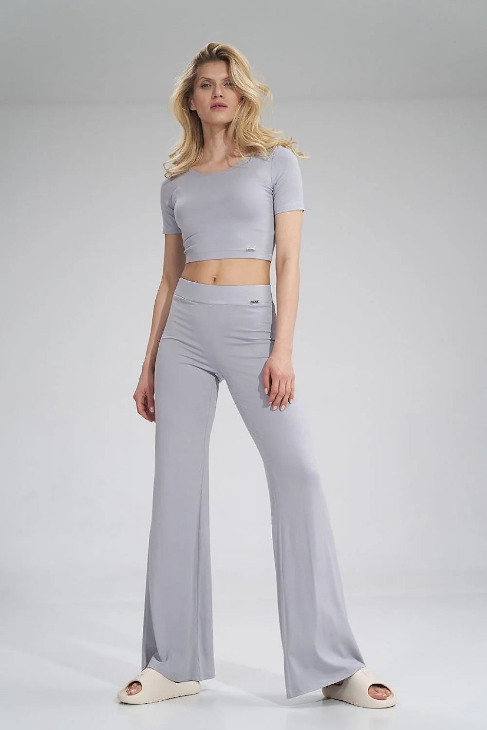 Ensemble deux pièces femme moderne minimaliste crop top manches courtes pantalon ample taille haute couleur grise claire matières élasthanne viscose