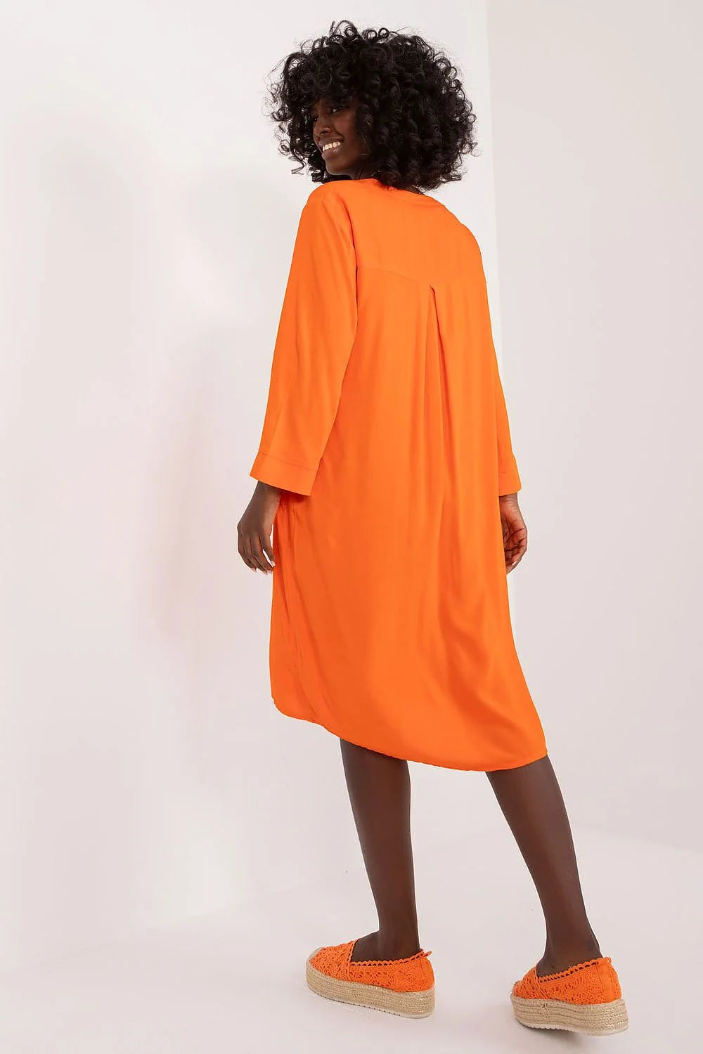 Robe de jour Sublevel en viscose orange vif manches longues col V ample genoux femmes