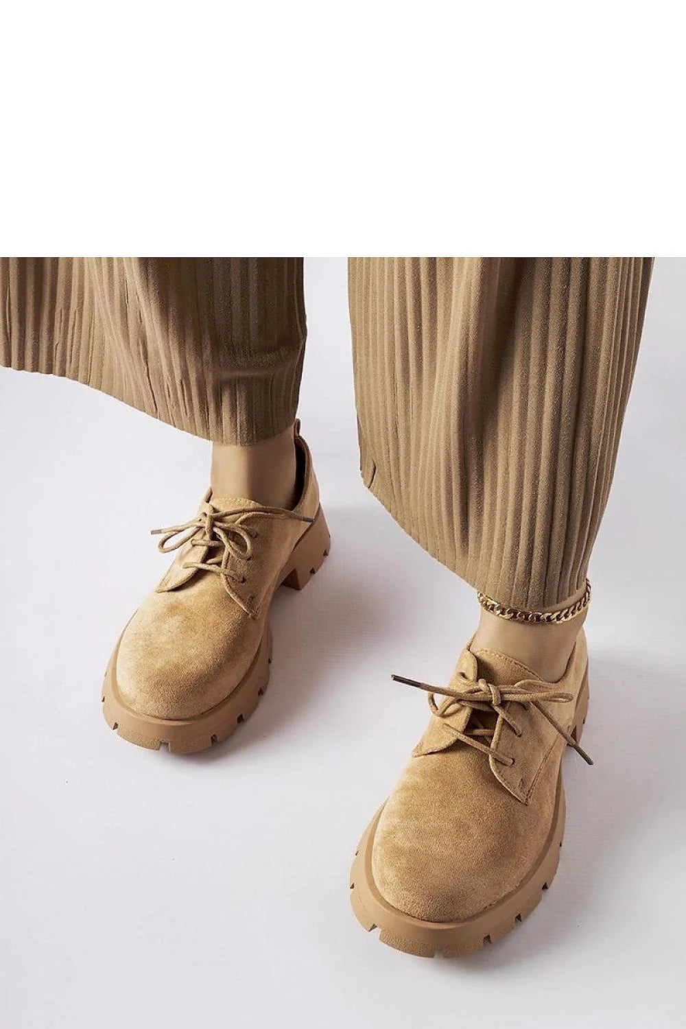 Chaussures basses pour femmes design moderne robuste couleur camel cuir souple fermeture à lacets détails élégants style casual chic hauteur modérée