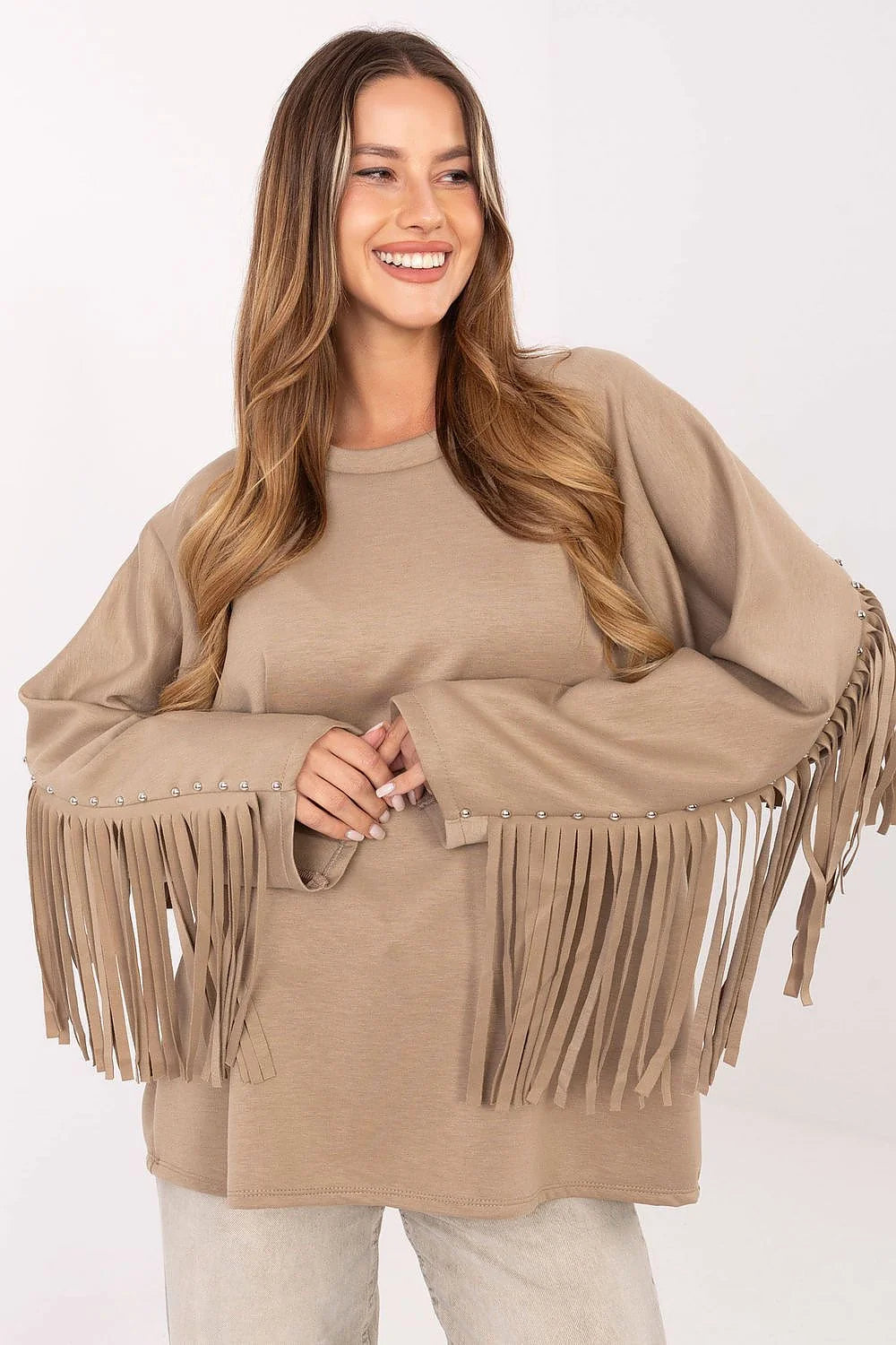 sweatshirt oversize taupe col rond jersey doux coupe ample hanches manches longues franges suédine clous argentés bohème viscose