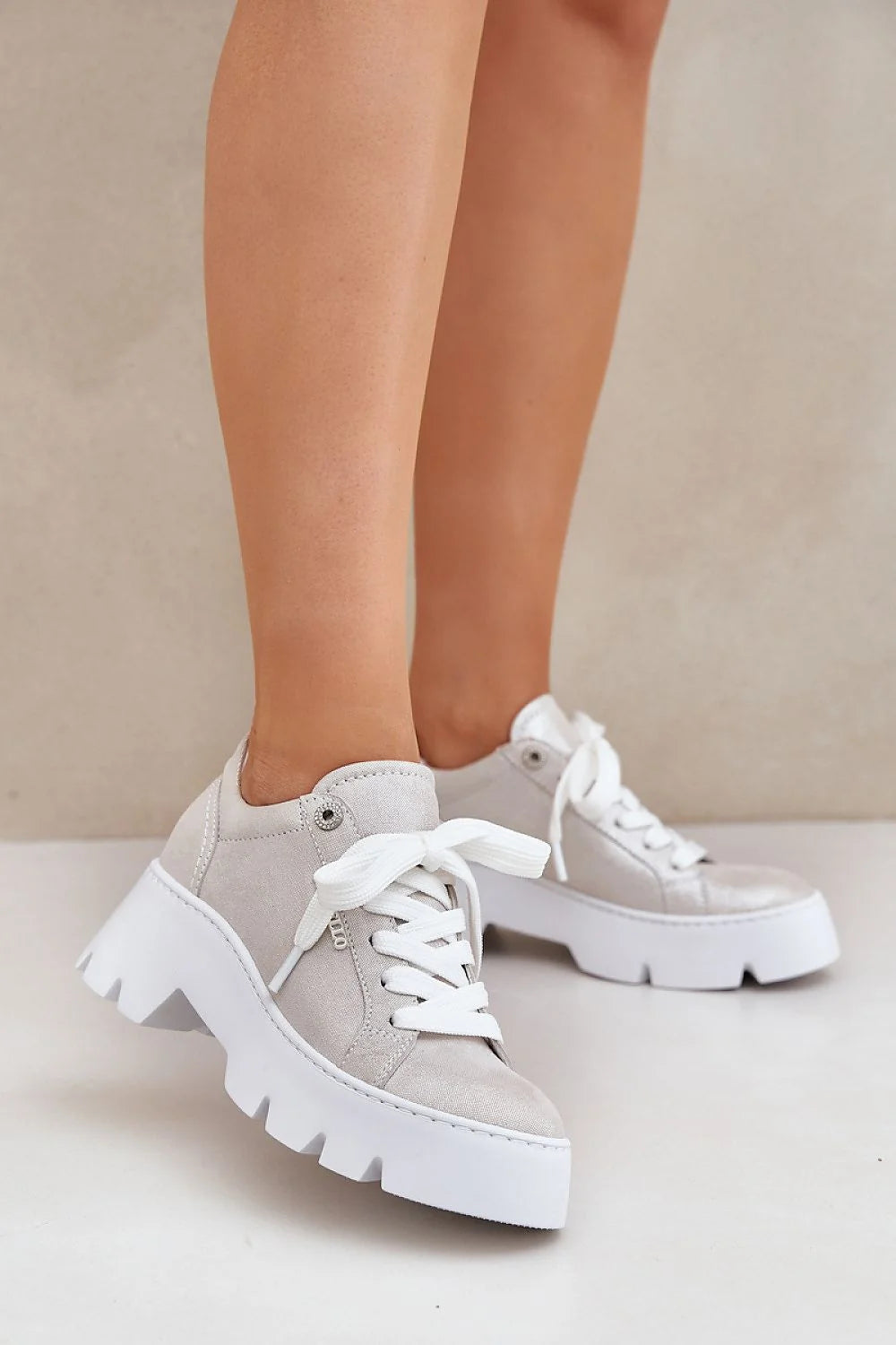 Chaussures de sport modernes pour femmes, design urbain, confortable, cuir naturel, semelle en caoutchouc, baskets basses, style décontracté, look tendance, occasions quotidiennes, durabilité, élégance, polyvalence, mode