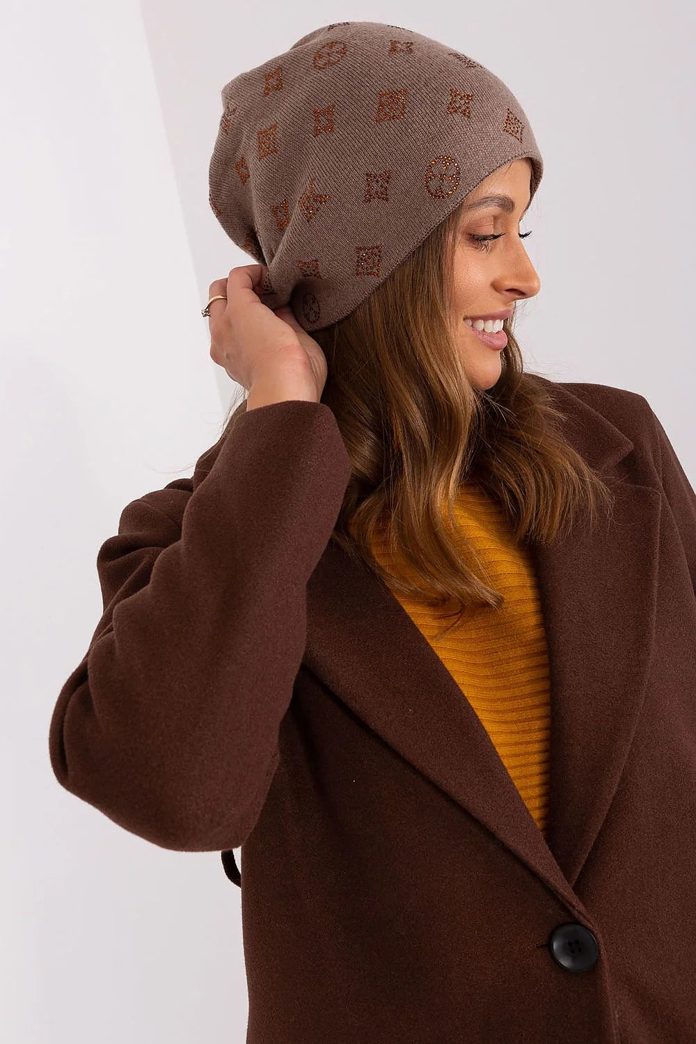 Bonnet d'hiver élégant pour femme en cachemire avec strass, manteau marron et pull moutarde