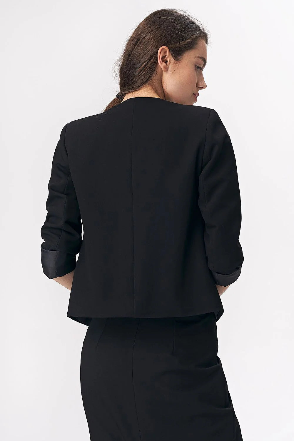 blazer femme court noir col rond ouvert manches troisquarts coupe cintrée silhouette structurée tissu doux viscose stretch