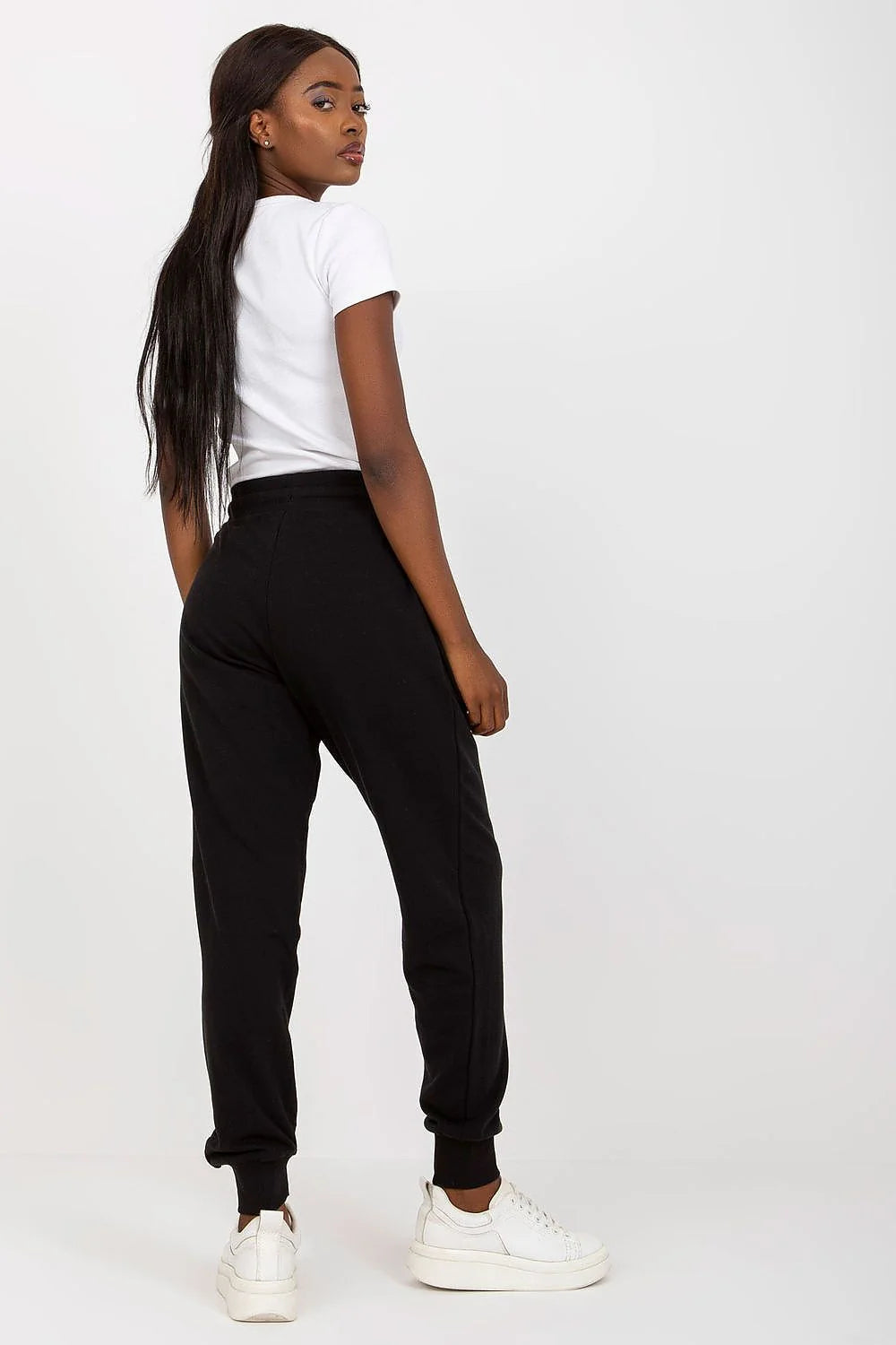 Tenue décontractée pour femme crop top ajusté et pantalon jogging gris foncé occasionnels