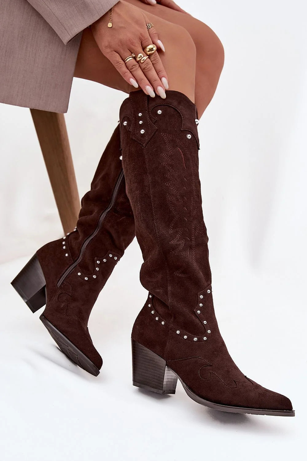 bottes western femme suédine écologique marron foncé hautes surpiqûres rivets argentés bouts pointus talon pilier moyen fermeture éclair latérale confortable