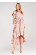Robe de jour Figl robe bohème-chic rose pâle motifs floraux blancs tissu léger manches volants ceinture assortie taille ajustable