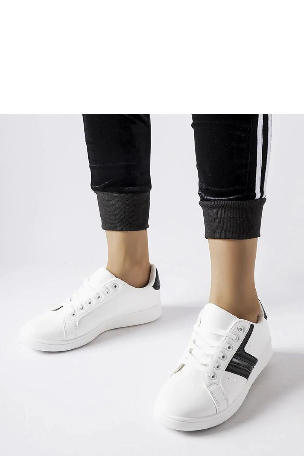 Chaussures de sport Solea blanches basses avec inserts noirs Rizzo pour femme, confort maximal et style moderne, idéales pour les tenues quotidiennes et les sorties décontractées