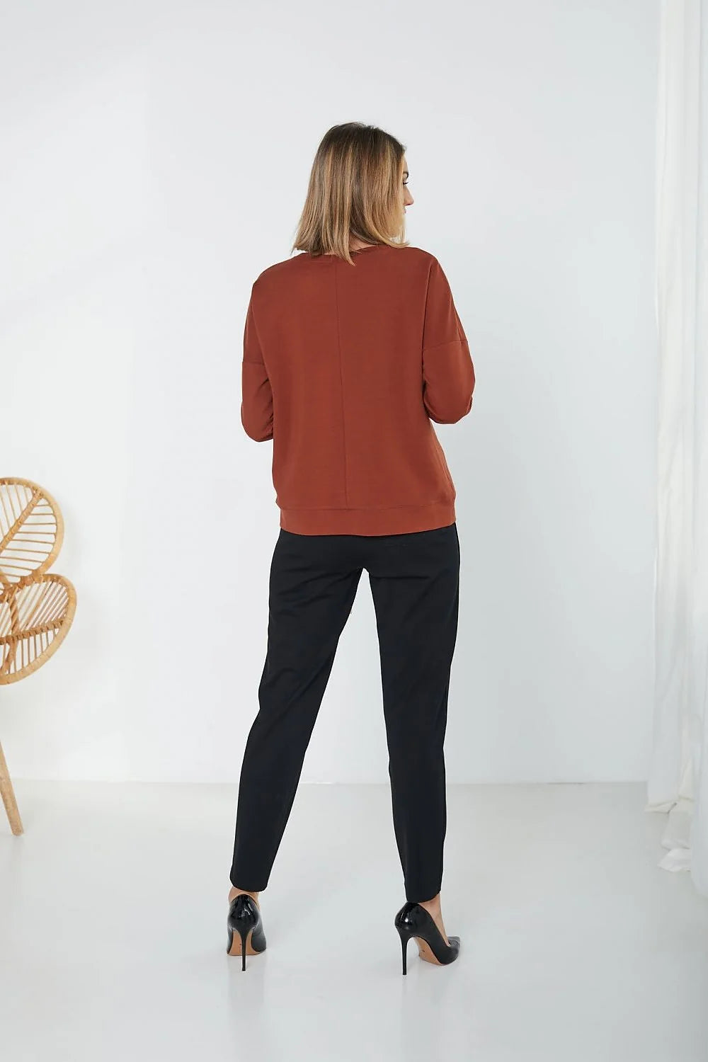 Ensemble sport-chic pour femme, pull doux, pantalon ajusté, style moderne, couleur terre, occasion quotidienne, confortable, polyvalent, vêtement tendance, mode automne, coupe relax, textile doux