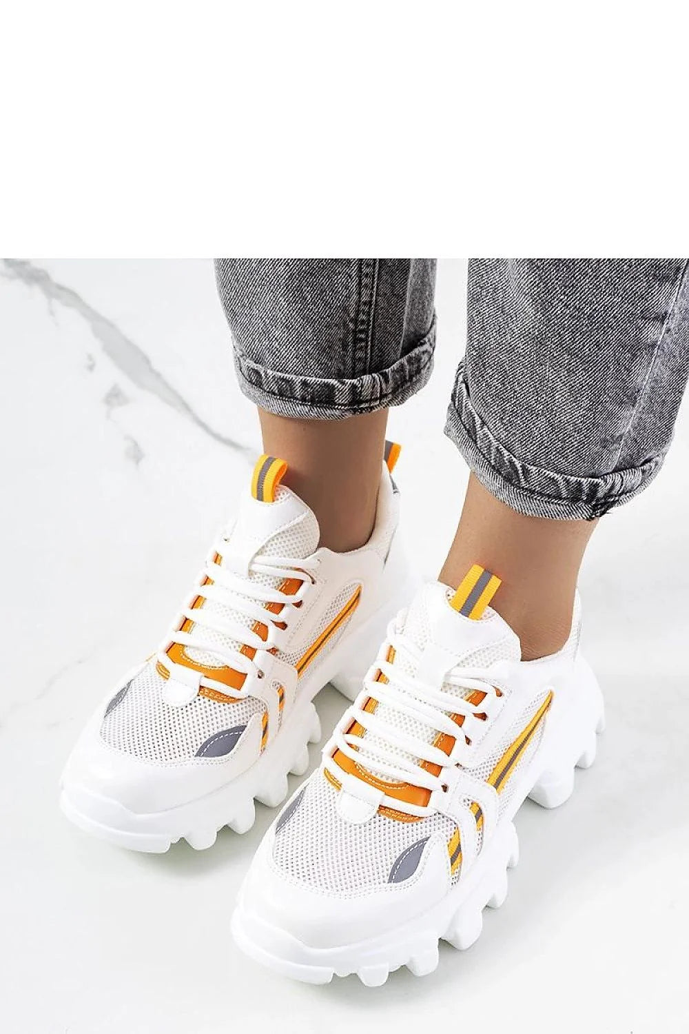 Baskets Solea femmes design moderne sportif semelle compensée haute cuir écologique tige maille lacets blancs
