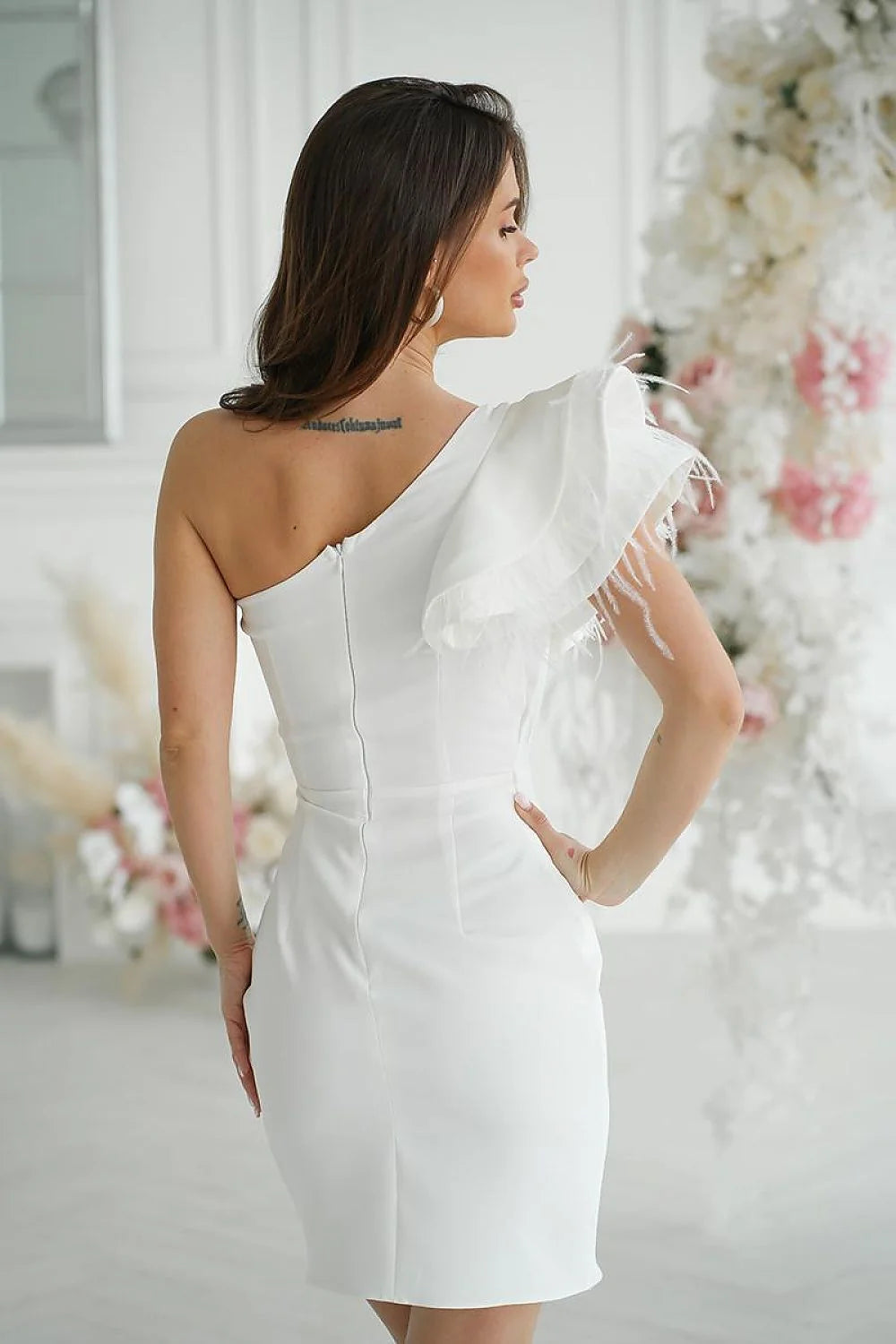 robe courte blanche asymétrique épaule unique volant volumineux jupe mini drapée cintrée tissu structuré doublée maintien stretch confortable élégante glamour