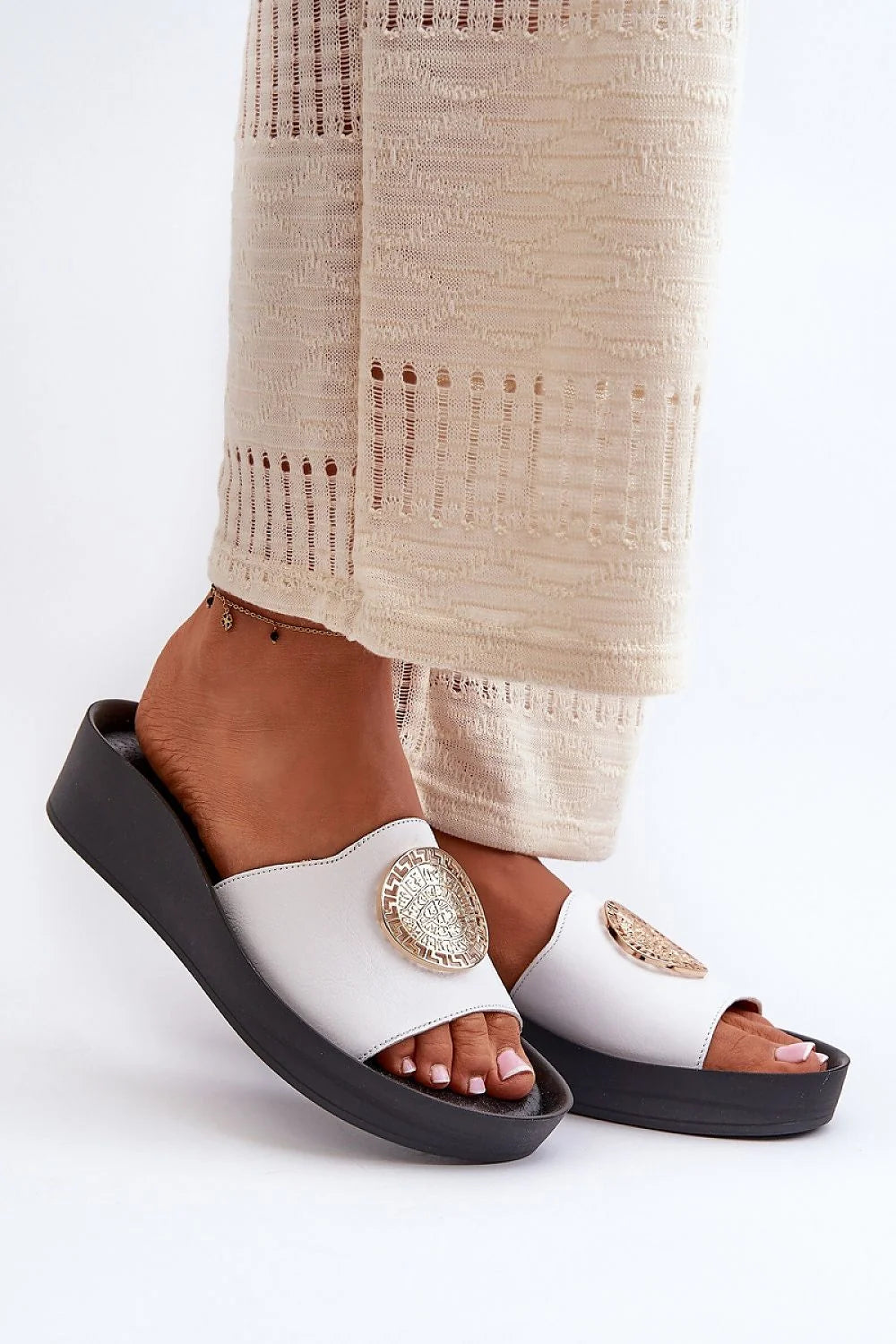 Sandales ouvertes mules élégantes cuir blanc semelle noire médaillon doré confortable femmes été décontracté