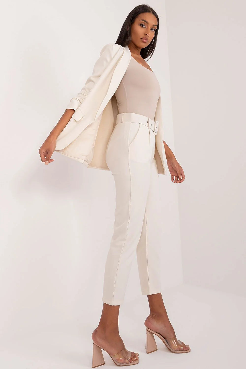 Pantalon femme Och Bella élégant beige clair taille haute coupe droite ceinture assortie blazer assorti top sans manches chaussures talons