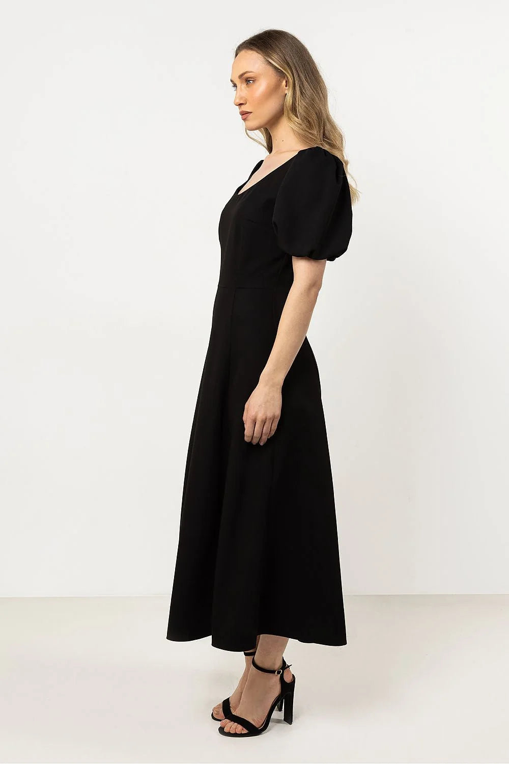 robe noire longue chevilles manches courtes ballon évasée taille marquée encolure ronde polyester viscose élasthanne fluide minimaliste sophistiquée