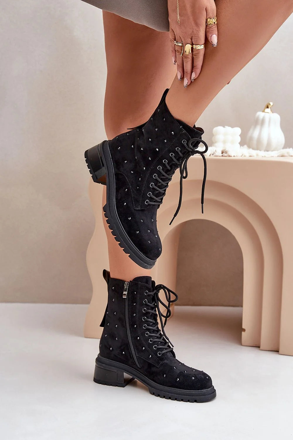 Bottines femmes design moderne élégant cuir suédé écologique détails clous métalliques fermeture éclair et lacets talon plat polyvalent automne-hiver