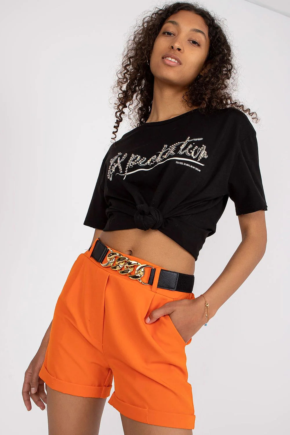 Short élastique sans-manches couleur vive côtelé ajusté ceinture dorée haut taille haute bandeau féminin style minimaliste look moderne