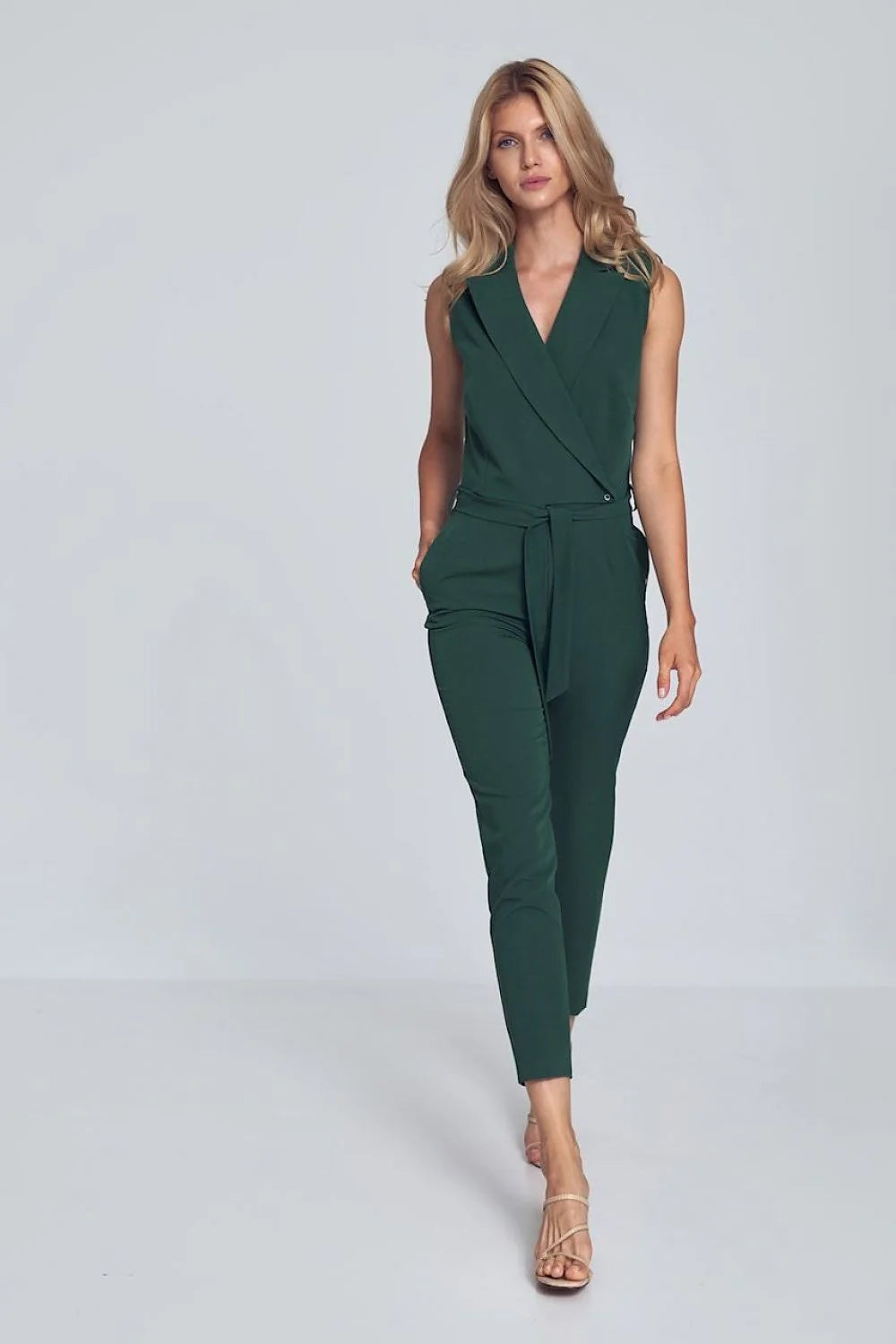 Combinaison pantalon beige en polyester viscose, élégante, moderne, chic, ceinture intégrée, sans manches
