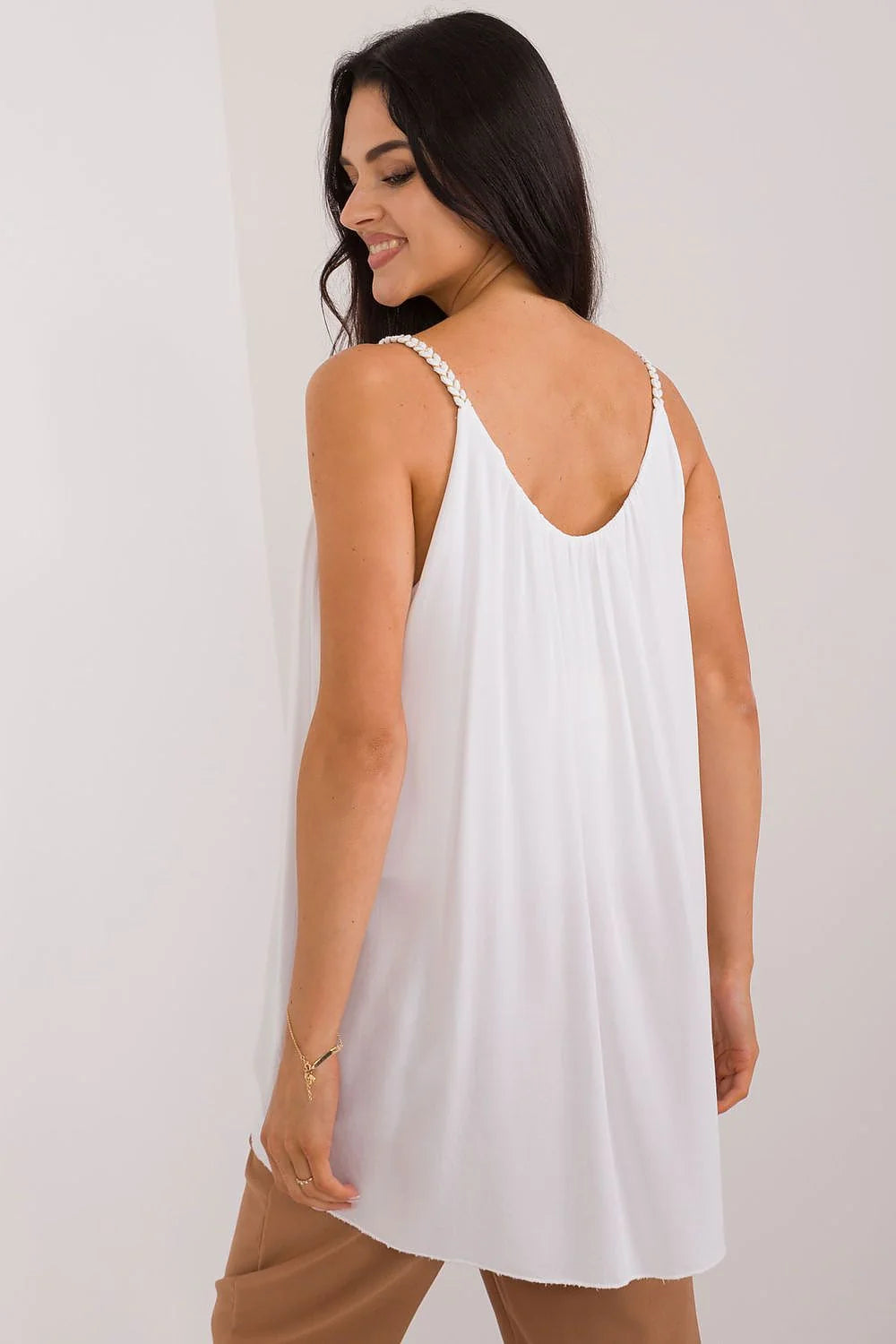 Top Och Bella féminin style décontracté tissu fluide en viscose encolure profonde U bretelles fines tressées couleur blanche pur lumineuse occasion estivale printanière femme