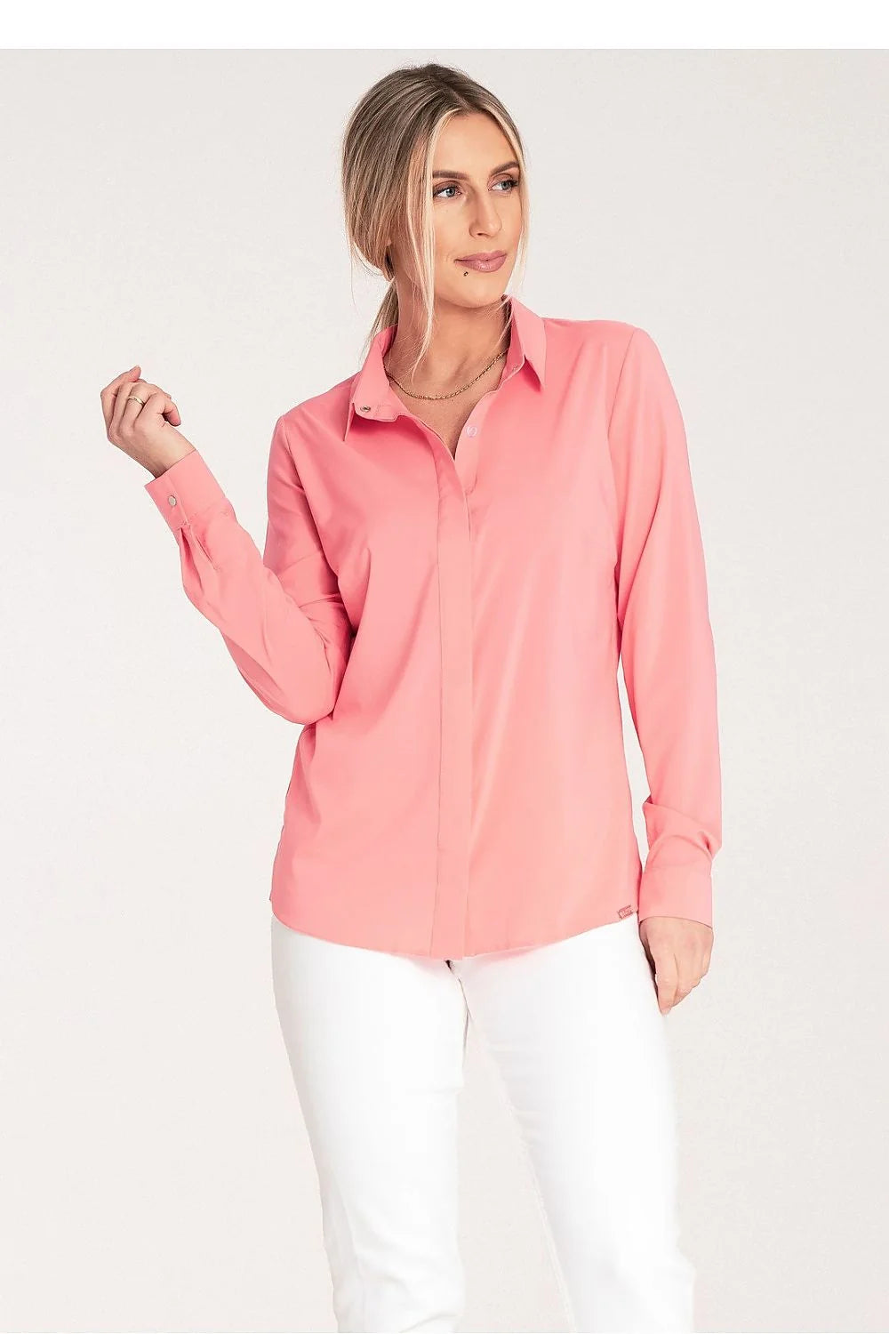chemise longue manches longues corail rose col classique patte boutonnage dissimulée coupe droite légèrement cintrée taille ajustée polyester élasthanne soyeuse