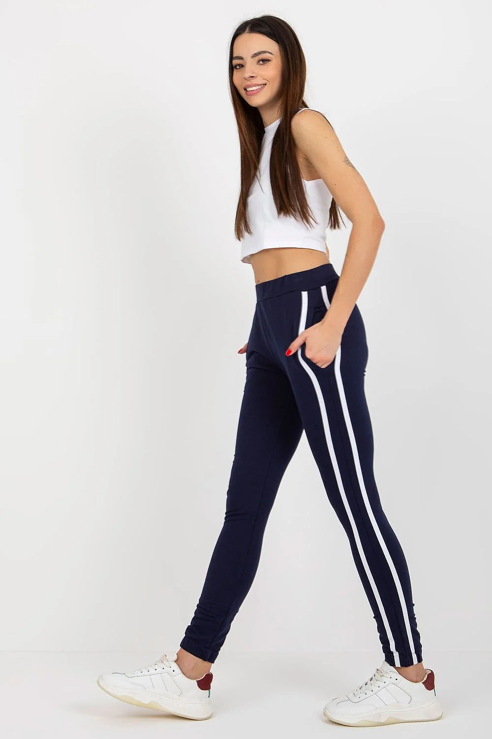 pantalon survêtement femme slim bleu marine bandes latérales blanches taille mi haute élastique chevilles resserrées jersey stretch confortable élégante sportive