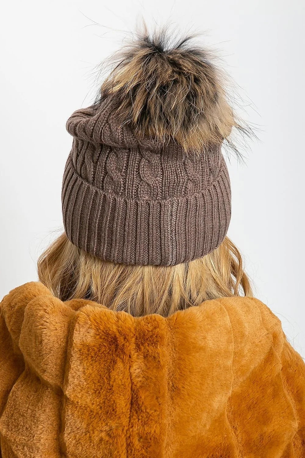 Bonnet d'hiver pour femmes design moderne élégant matelassé coton cashmere pompon fourrure noir ajusté coupe douce style intemporel