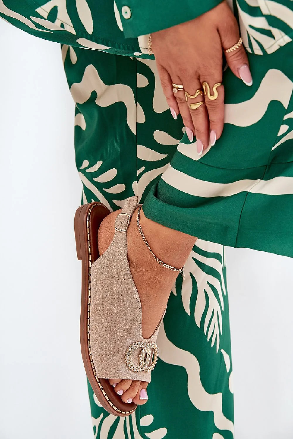 Mules femmes élégantes ouvertes design métallique strass perles beige doré argenté cuir suédé confortable plateforme