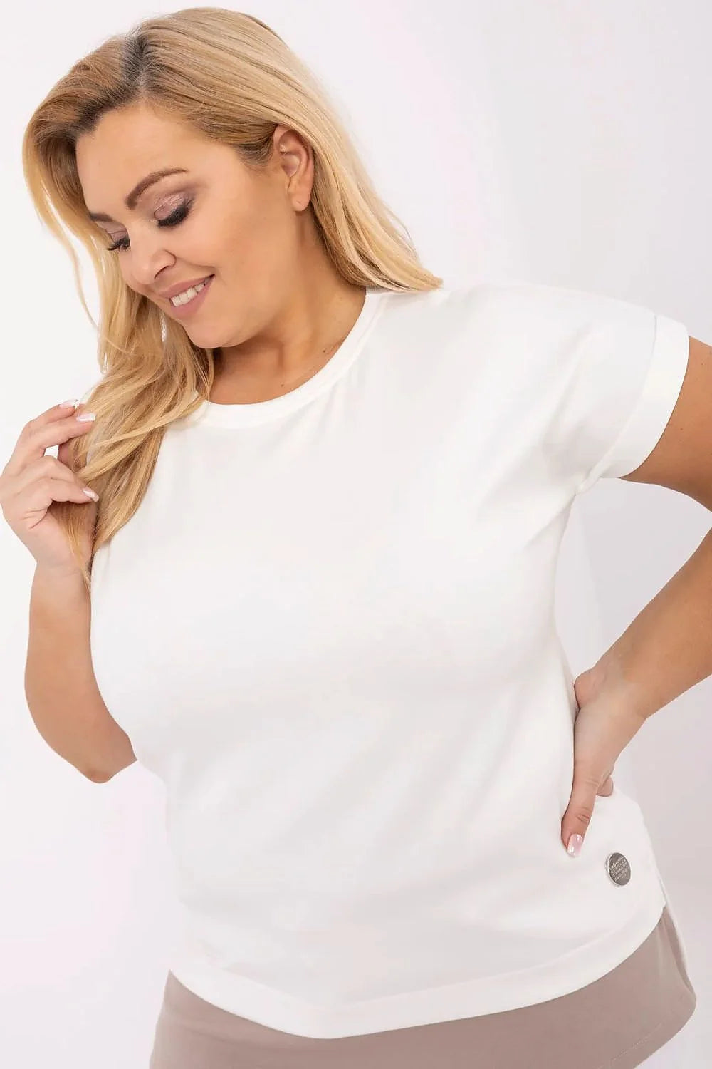 T-shirt femme style épuré modern coupe ajustée manches courtes bande contrastante matériaux doux confort optimal