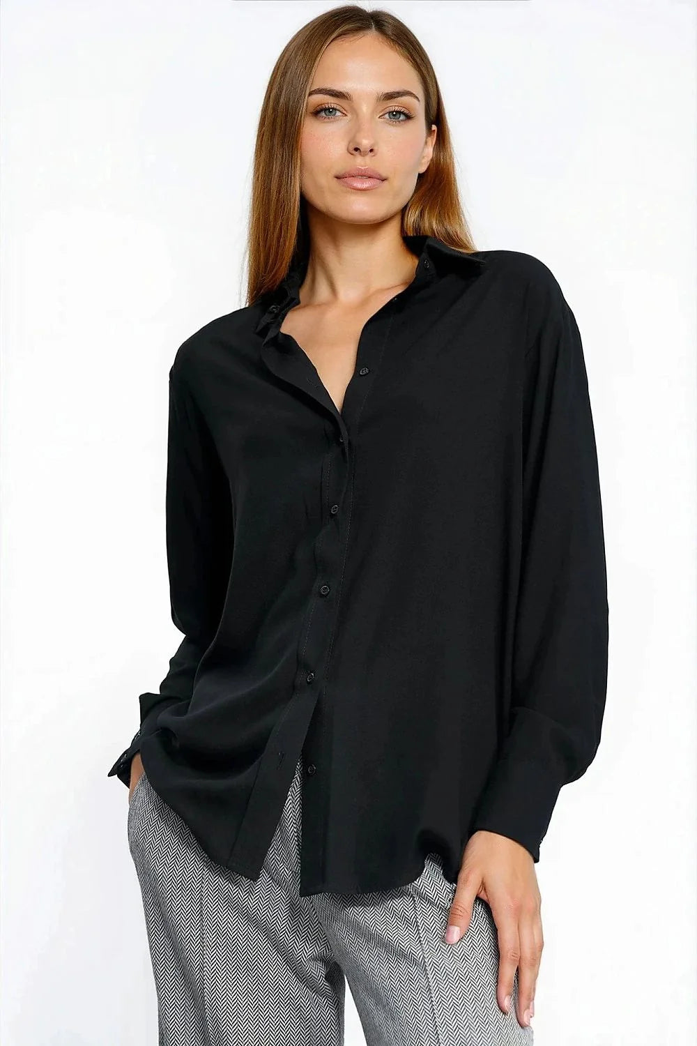 chemise noire manches longues col classique oversize fluide soyeuse viscose confortable tombé élégant décontracté boutons poignets arrondie légère bureau superposer
