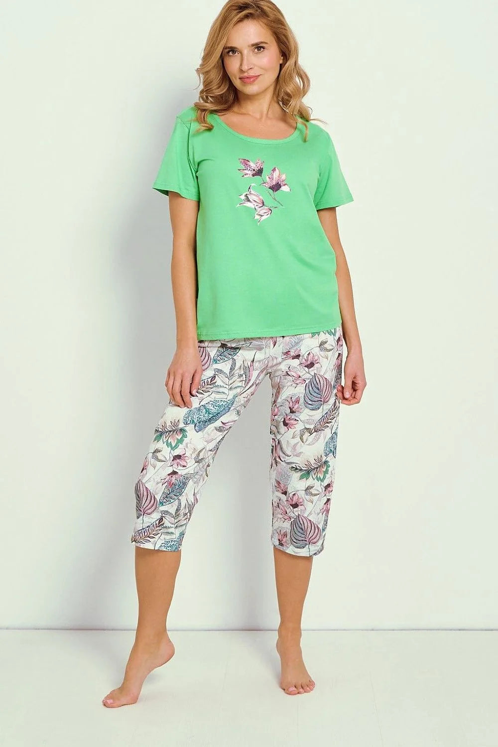 pyjama femme léger confortable deux pièces tshirt manches courtes col rond imprimé floral pantacourt taille élastique coton ample slim silhouette