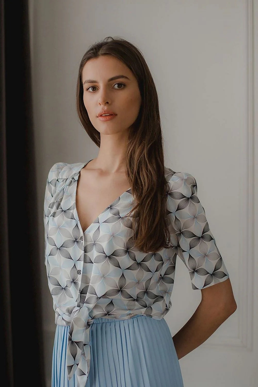 robe femme coton élégante motifs géométriques bleu pastel manches bouffantes décolleté noeud taille jupe plissée midi fluide soyeuse