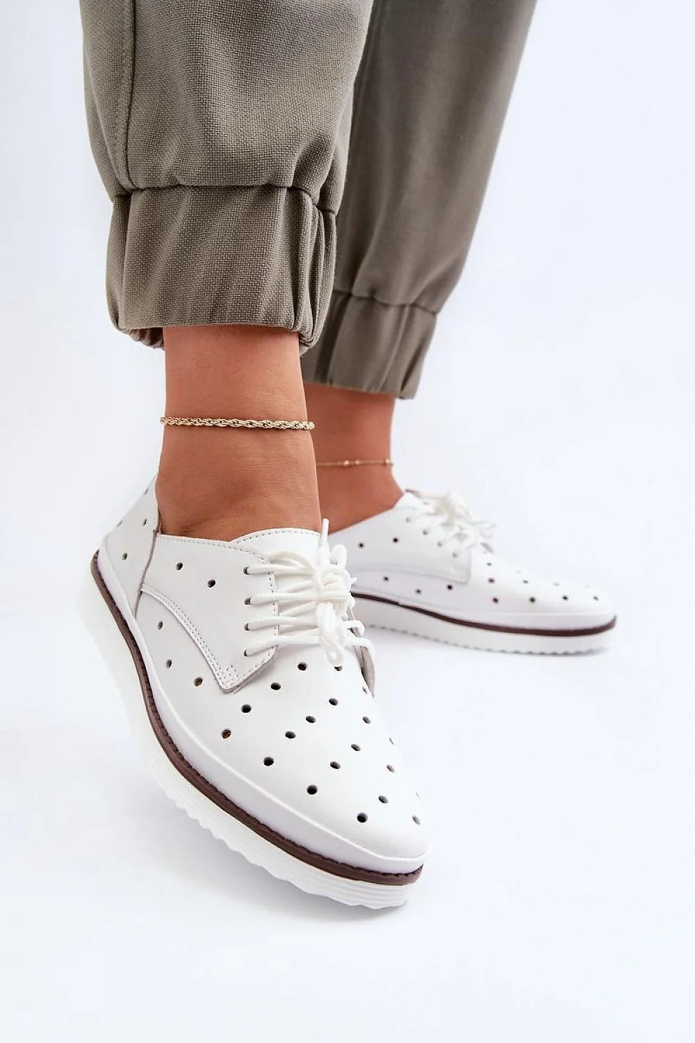 Chaussures basses femmes style derby cuir synthétique blanc perforations semelle caoutchouc occasions décontractées semi-formelles