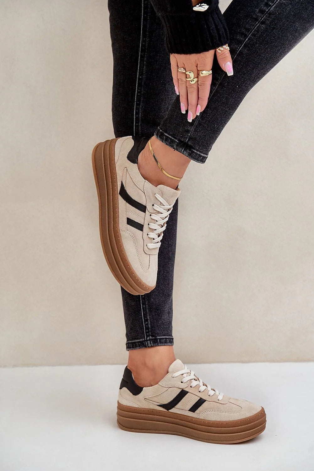 Chaussures de sport pour femmes en daim naturel style urbain confortable élégance moderne plateforme semelle beige noir