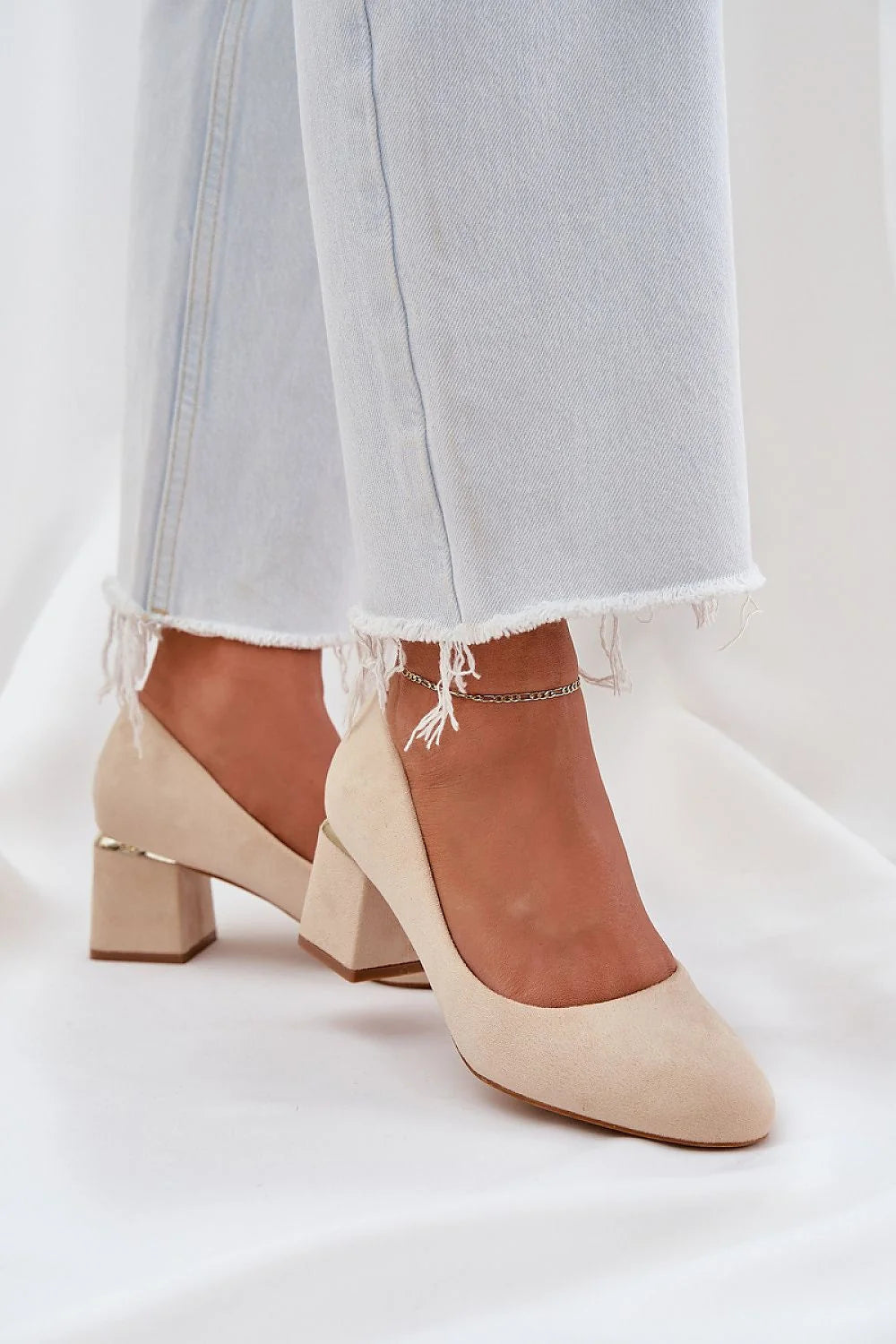 escarpins femmes talon carré moyen beige nude suédine écologique finition velours bout amande maintien stable semelle cuir confort