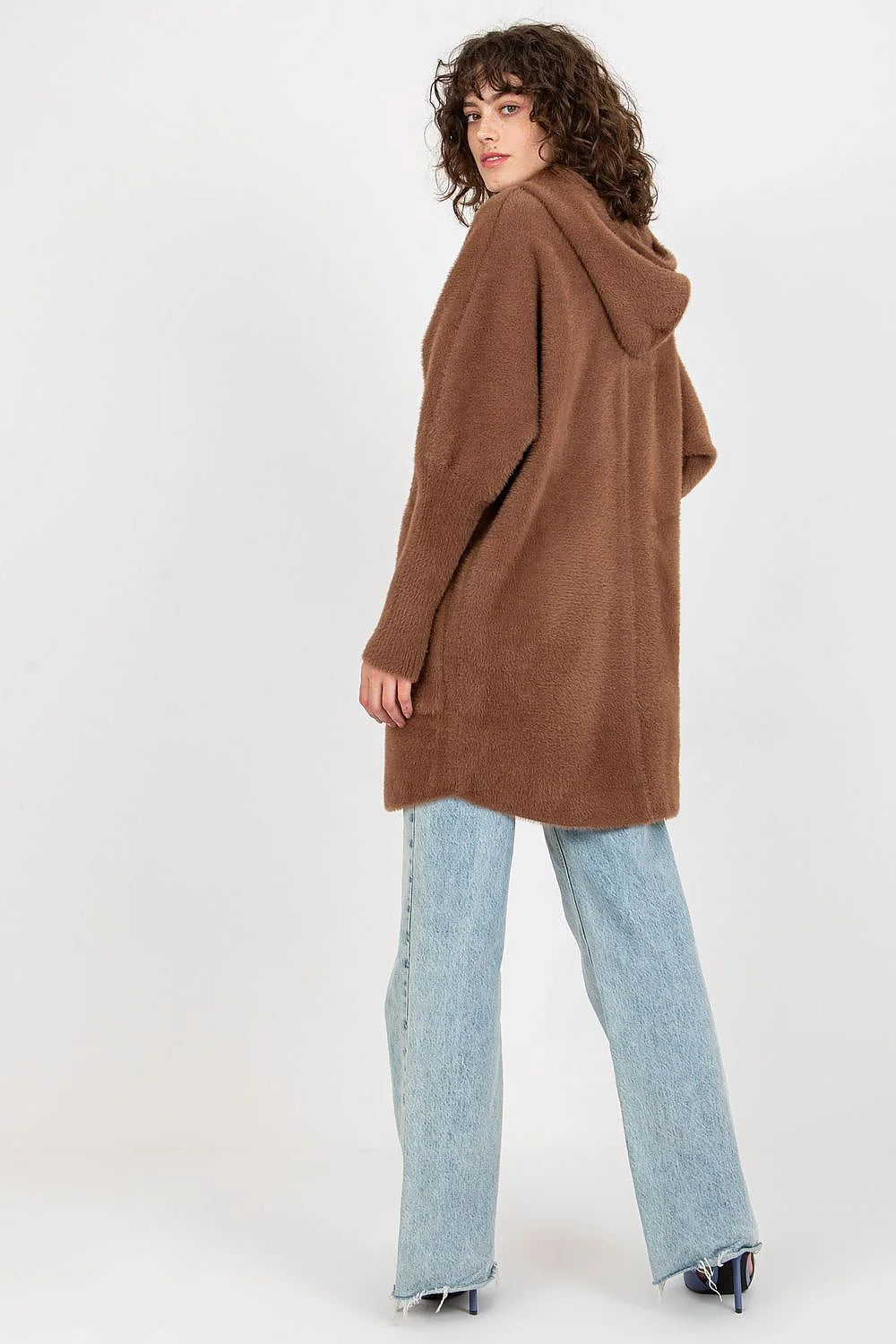 Manteau pour femme en peluche douillet chic couleur noire coupe longue manches longues capuche poches latérales zippé élégant