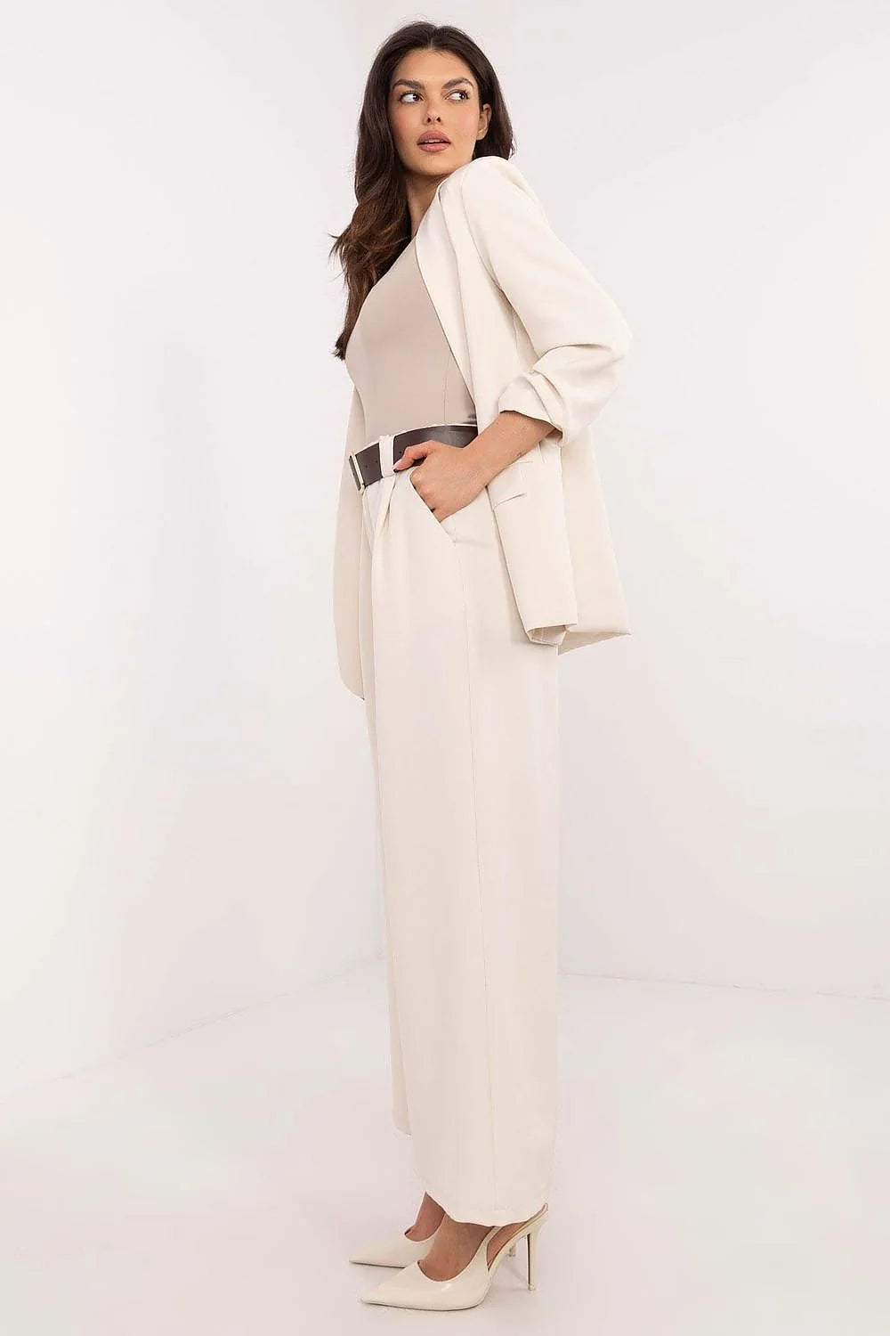 Pantalon femme Italy Moda élégant moderne large taille haute ceinture marron escarpins crème blazer beige