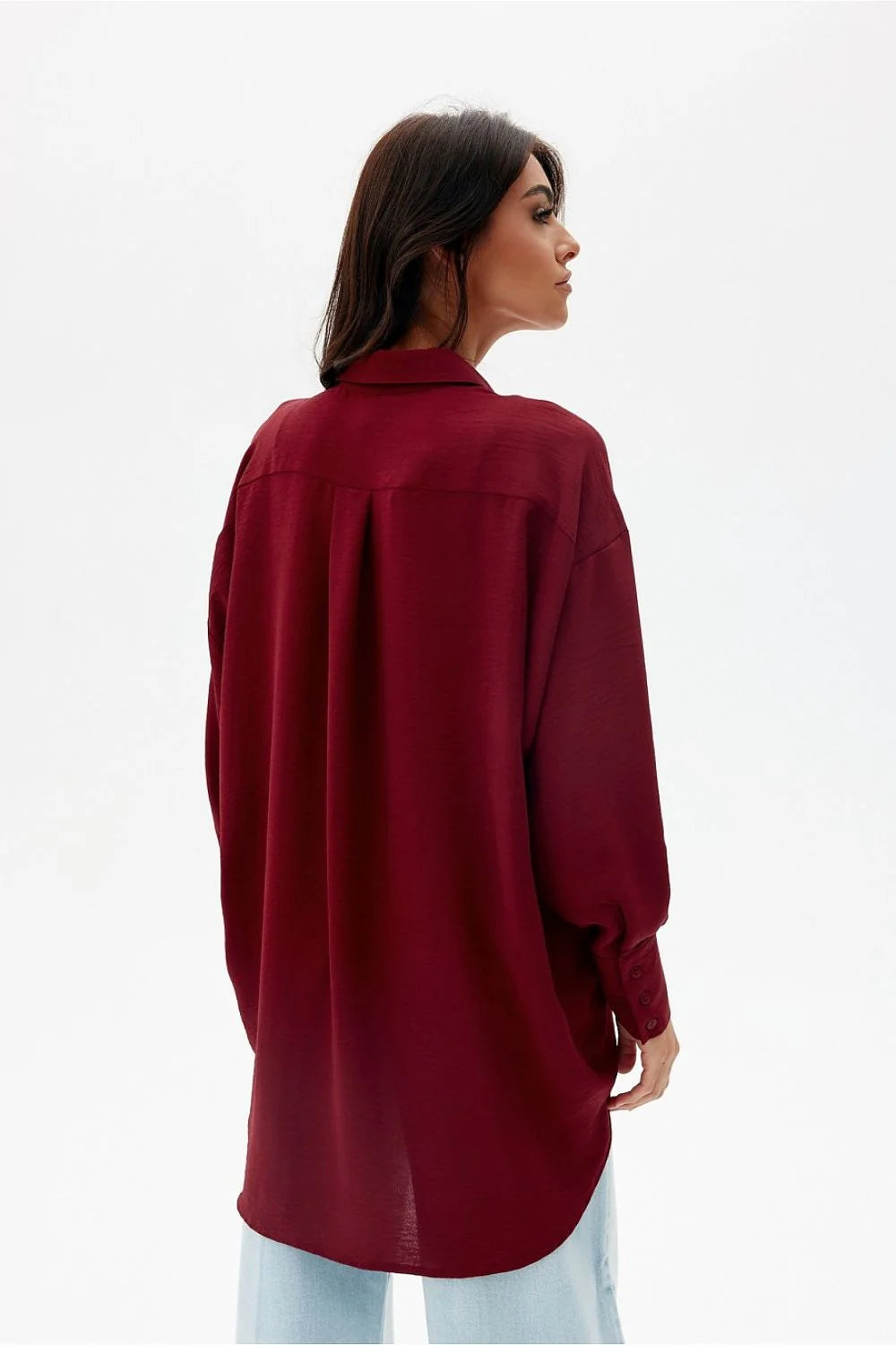 Chemise féminine asymétrique longue manches longues couleur bordeaux coupe oversize style élégant décontracté femme