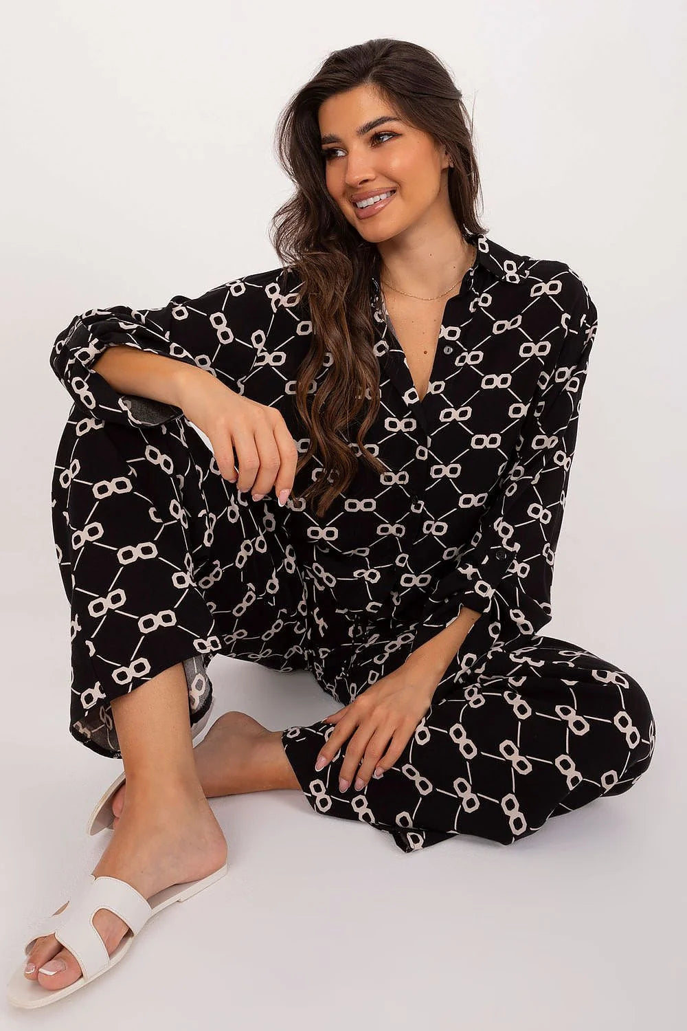 Ensemble Lakerta pour femmes chemise et pantalon motif géométrique noir et blanc style chic et décontracté matériau léger et fluide coupe droite et ample