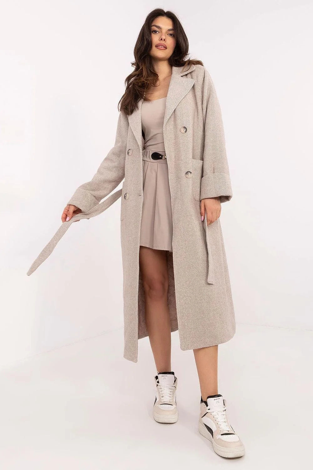 Manteau pour femme en laine et polyester, style classique moderne, longueur au-dessous du genou, col à revers cranté, fermeture à boutons dissimulés, couleur taupe, occasion versatile