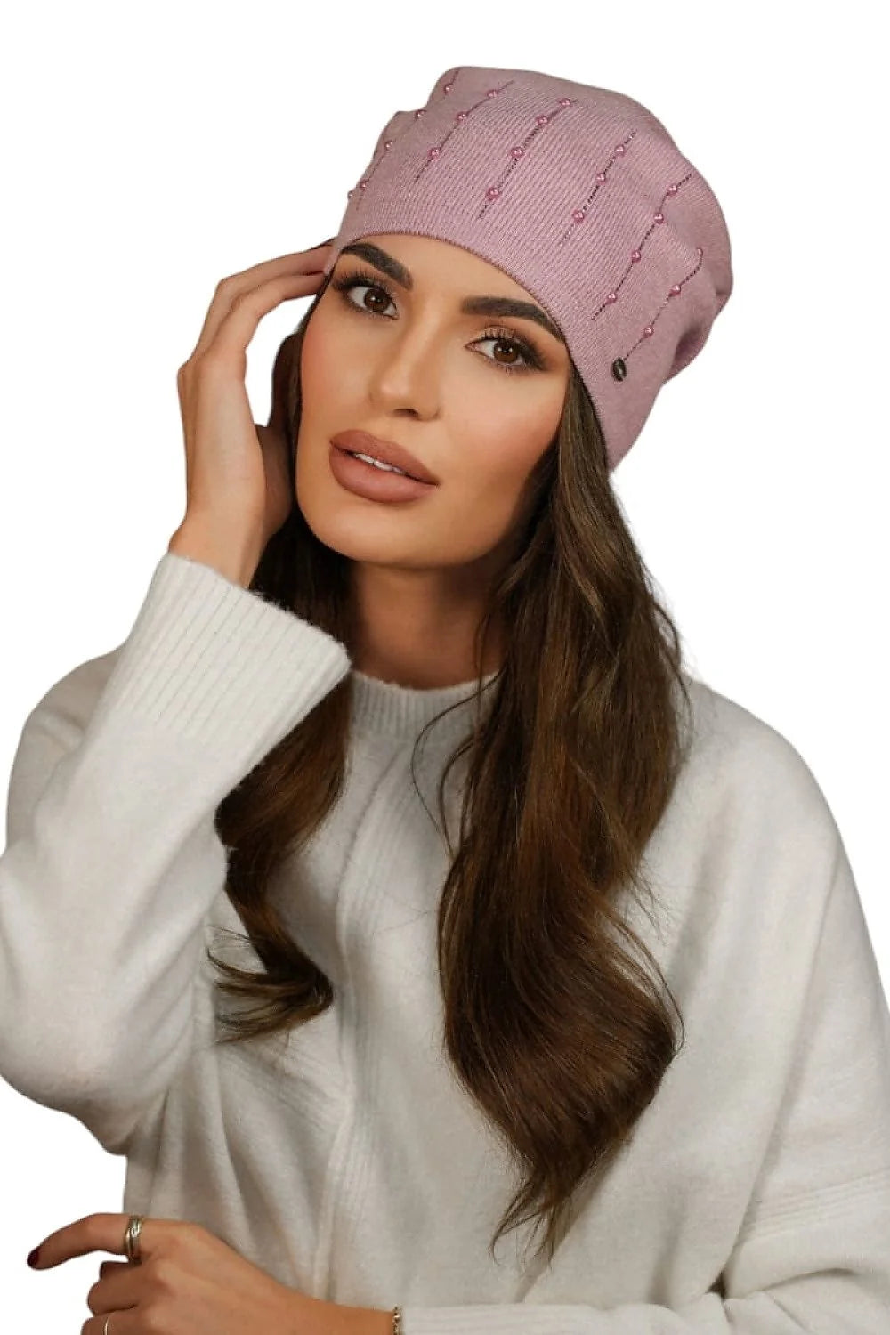 bonnet féminin élégant laine mélangée rose poudré perlé lignes verticales médaillon métallique bord côtelé slouchy ample chaud doux