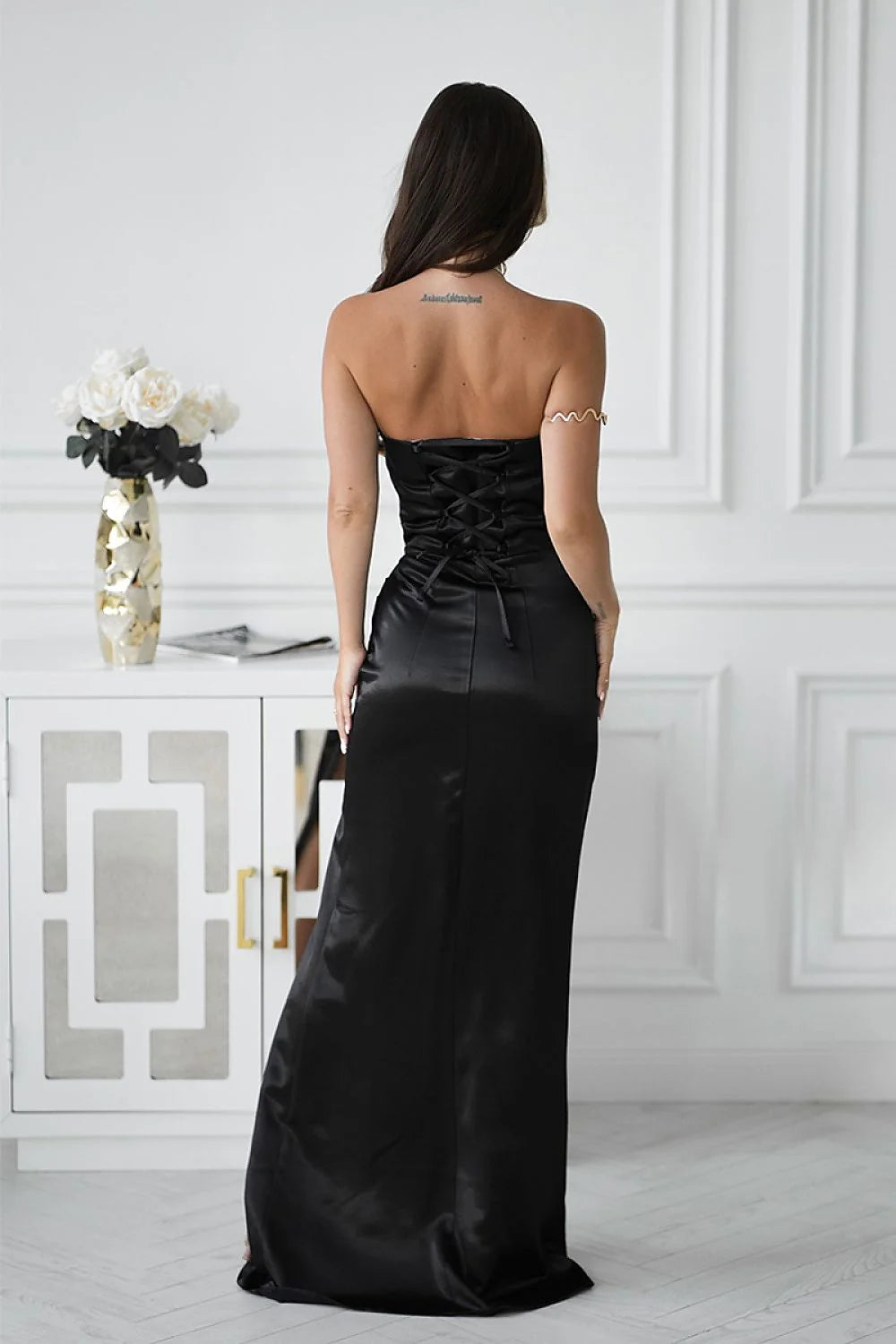 robe longue noire satin brillant bustier bandeau drapé rosette poitrine cintrée fourreau fente haute latérale asymétrique soirée gala mariage