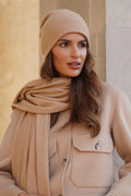 ensemble automne hiver élégant intemporel laine cachemire camel coordonné bonnet slouchy écharpe longue maille fine veste ajustée
