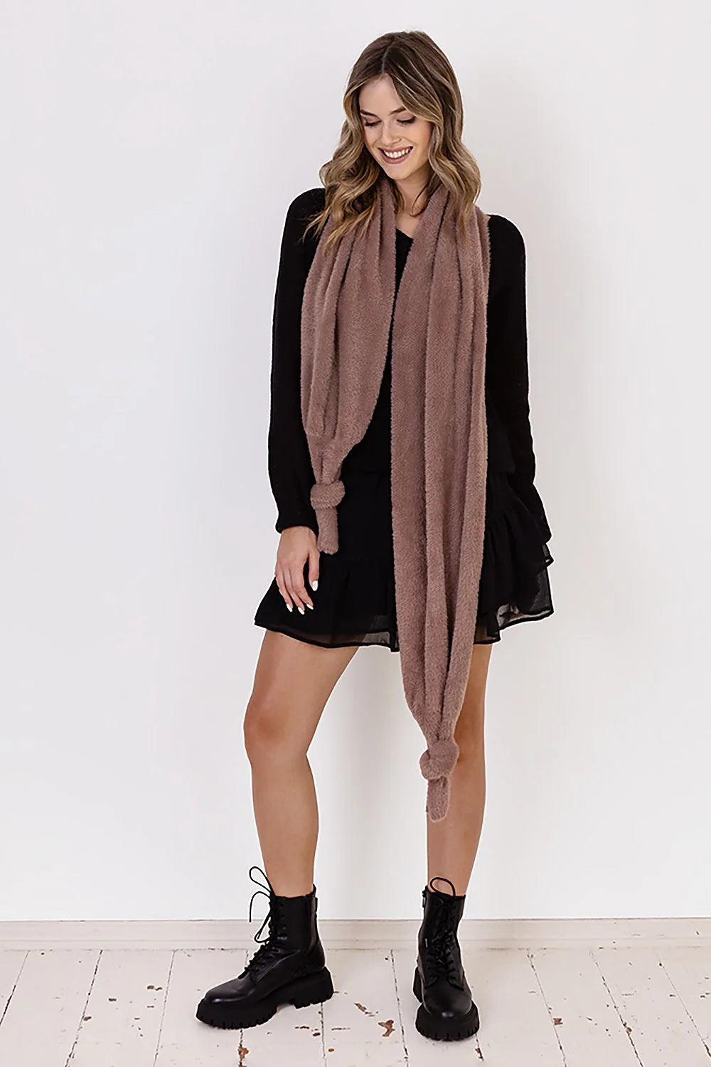 Écharpe longue douce pull-over manches longues en polyamide 100% brun rosé femme automne hiver chic