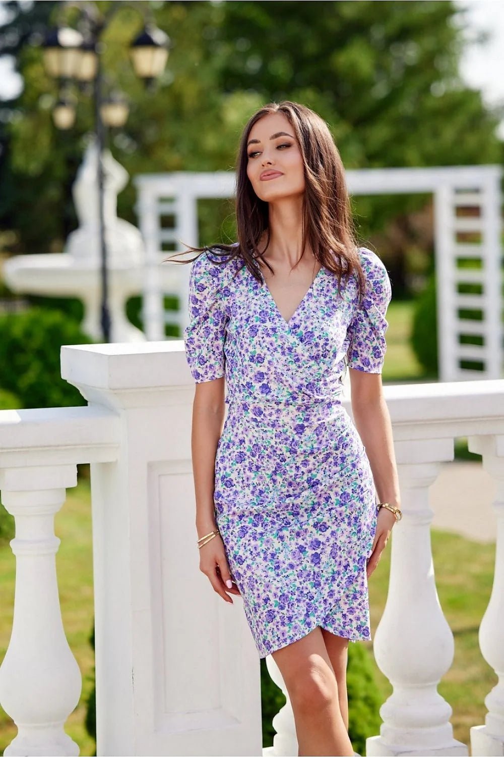 Robe de cocktail féminine motifs floraux couleurs violettes et blanches manches courtes bouffantes silhouette ajustée matière légère femme