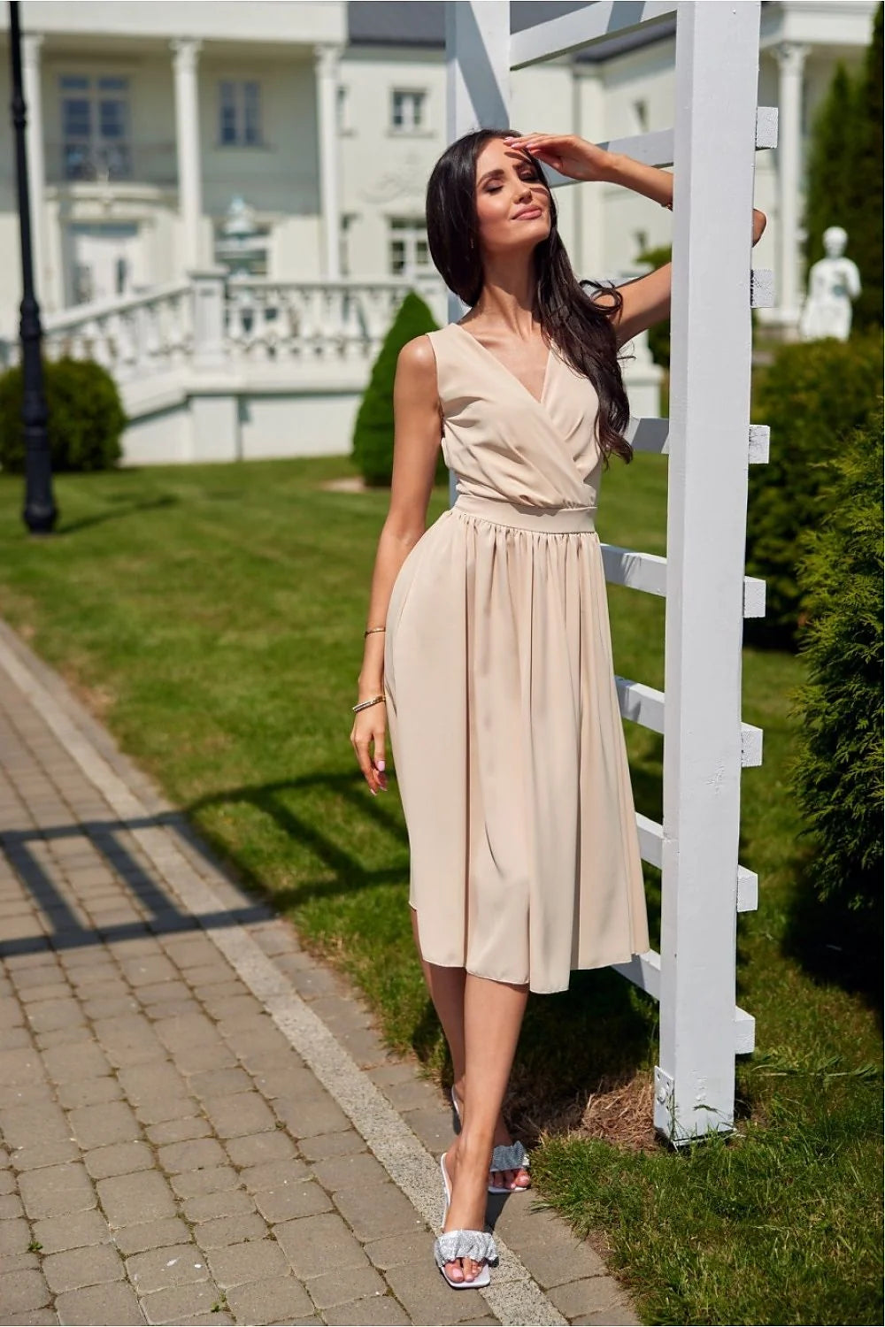 Robe de cocktail élégante sans manches encolure V croisée taille ajustée couleur beige clair polyester 100 % Pologne