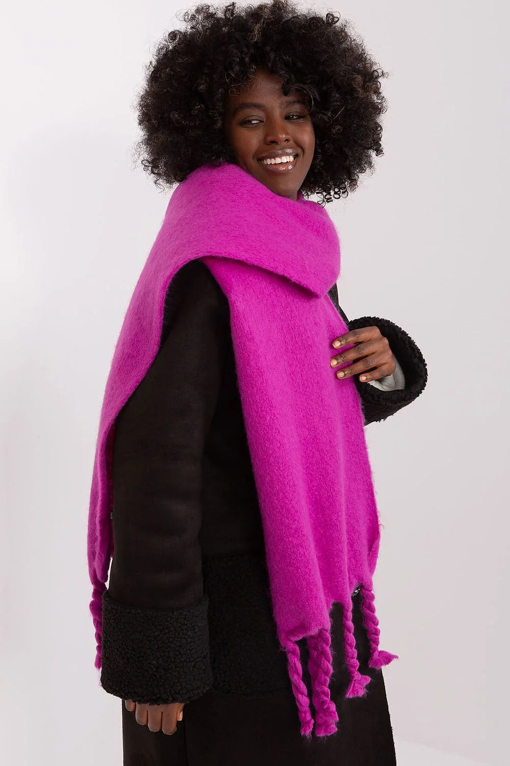 écharpe longue laine torsadée fuchsia moelleuse duveteuse oversize rectangulaire ample franges finitions mohair volumineuse chaude hivernale élégante polyvalente