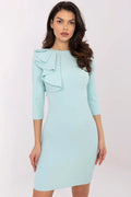 robe cocktail ajustée bleu pastel menthe manches troisquarts volant asymétrique épaule fourreau mi long tissu stretch coutures princesse
