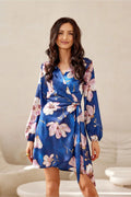 Robe de jour féminine élégante manches longues fleurs roses et blanches soie satinée taille ajustable femme soirée
