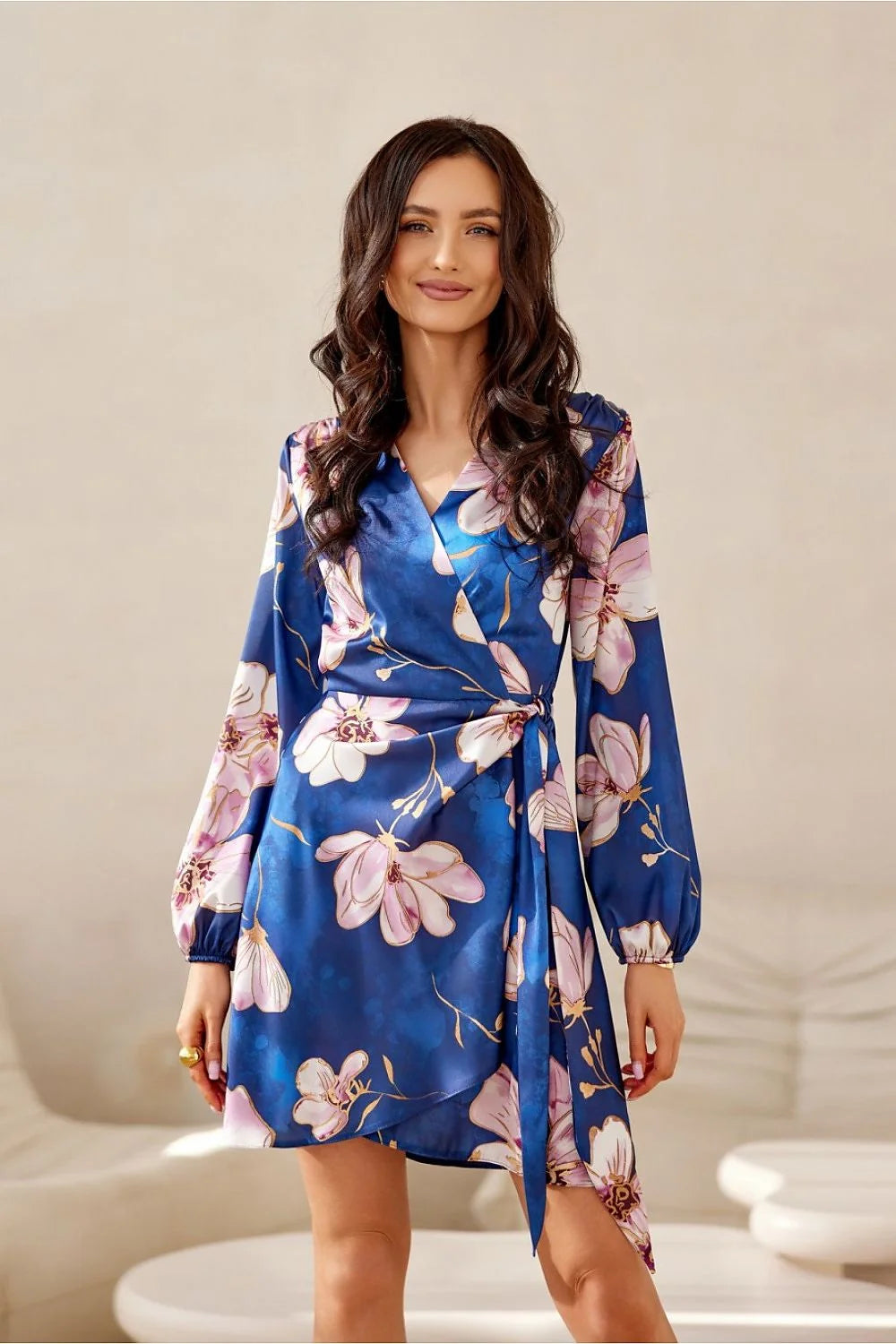 Robe de jour féminine élégante manches longues fleurs roses et blanches soie satinée taille ajustable femme soirée