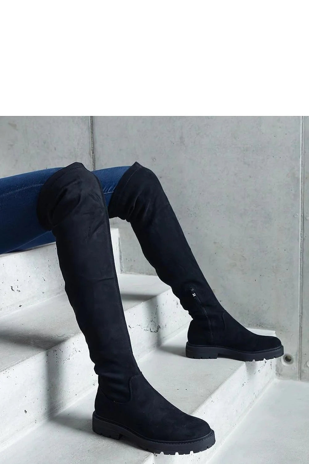 Bottes cuissardes élégantes modernes à zip latéral en daim noir ajustées silhouette rond pointe femmes